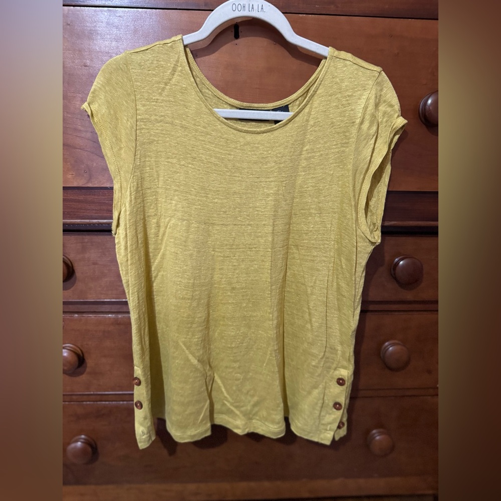 Women’s Tahari top